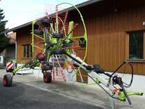 Ein neuer großer Claas Kreiselschwader am 17.08.14 bei Rettenberg 