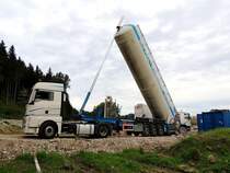MAN-Silofahrzeug drückt per Pneumatik Zementhaltiges Schüttgut in den bereitgestellten Streuwagen; beste Grüsse an den freundlichen Fahrer; 1408225