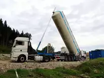 MAN-Silofahrzeug drückt per Pneumatik Zementhaltiges Schüttgut in den bereitgestellten Streuwagen; beste Grüsse an den freundlichen Fahrer; 1408225