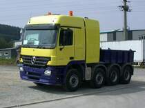 Ein Actros 4160 (SLT) fr Sdafrika kurz vor seiner berfhrung auf einem Parklpatz.