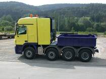 Ein Actros 4160 (SLT) fr Sdafrika kurz vor seiner berfhrung auf einem Parklpatz.