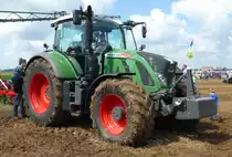 Fendt 724 Vario wird eingehend begutachtet beim Fendt - Feldtag in Wadenbrunn im August 2014