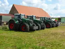 Fendttraktoren der 8er und 9er Serie stehen für die nächsten Aktionen bereit beim FENDT-Feldtag in Wadenbrunn im August 2014