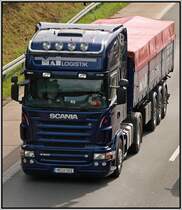 MAI-LOGISTIK: SCANIA TOPLINE R500 \8/  bei Ldenscheid. userlich werden die 500 PS und der V8 Motor durch Logos an der Front und der Seite erknntlich gemacht.