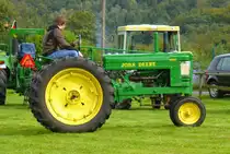 John Deere Modell A unterwegs auf dem Austellungsgelände, gesehen beim Lanz & John Deere - Treffen in Kirchheim am See im August 2014