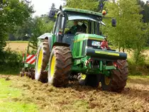 John Deere 6800 bei der  Feldbearbeitung  gesehen beim Lanz & John Deere - Treffen in Kirchheim am See im August 2014