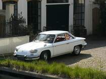 Ein Panhard 24. Das Bild ist leider nicht Super wegen die Sonne. Fotografiert in Muiden, Niederlande am 20-04-2008