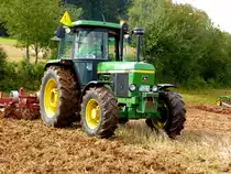 John Deere 3050 bei der Feldarbeit, gesehen beim Lanz & John Deere - Treffen in Kirchheim am See im August 2014