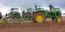 John Deere 3120 bei einer technischen Zwangspause auf dem Vorführfeld, gesehen beim Lanz & John Deere - Treffen in Kirchheim am See im August 2014