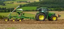 John Deere 6800 bei der Feldarbeit, gesehen beim Lanz & John Deere - Treffen in Kirchheim am See im August 2014