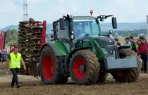 Fendt Vario 722 verlässt das Vorführfeld, zur Sicherheit der Besucher in Begleitung, beim FENDT-Feldtag in Wadenbrunn im August 2014