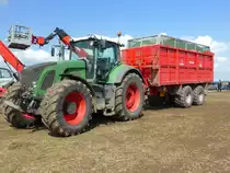Fendt 930 Vario transportiert Hackschnitzel zur Befestigung der aufgeweichten Parkplatzwege beim FENDT-Feldtag in Wadenbrunn im August 2014