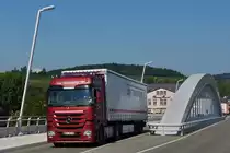 . Mercedes Benz Actros Sattelzug auf der Moselbr�cke in Grevenmacher am 02.09.2014.