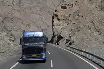 Dieser Foton Auman EXT kämpft sich mit offener Motorhaube durch das Qoltag-Gebirge bei Turfan, 11.8.2014