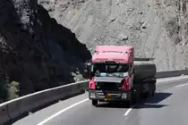 Dieser Foton kämpft sich mit offener Motorhaube durch das Qoltag-Gebirge bei Turfan, 11.8.2014