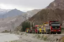 FAW und andere in einem Stau auf dem Karakorum-Highway in Richtung Kaschgar wegen eines Felssturzes, 16.8.2014