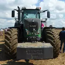 2,5 t Eisen hat man dem Fendt 939 Vario auf die Vorderachse gepackt, gesehen beim Fendt - Feldtag in Wadenbrunn im August 2014