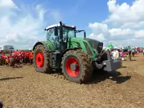Fendt 933 Vario steht beim FENDT-Feldtag in Wadenbrunn bereit für die nächste Vorführung, August 2014