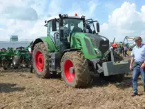 Fendt 828 Vario steht beim FENDT-Feldtag in Wadenbrunn bereit für die nächste Vorführung, August 2014