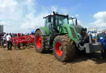 Fendt 828 Vario steht beim FENDT-Feldtag in Wadenbrunn bereit für die nächste Vorführung, August 2014