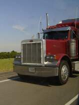 Nahaufnahme eines Peterbilt 379 auf dem Kansas Turnpike Richtung Oklahoma im Juni 2006.