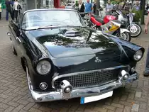 Ford Thunderbird des Modelljahres 1956. Der am 07.09.1955 vorgestellte Thunderbird wurde in seiner Urform mit kleinen jährlichen  Facelifts  bis 1957 gebaut. Alle Thunderbirds wurden serienmäßig mit einem Hardtopdach ausgeliefert. Ein Viskoseverdeck war nur gegen Aufpreis erhältlich. Die 1956´er Modelle sind am sogenannten Continentalkit, dem außen liegenden Reserverad erkennbar. Der V8-motor mit 4783 cm³ Hubraum leistet 193 PS. Der Einstiegspreis lag bei 2.944,00 US$. Mülheim an der Ruhr am 07.09.2014.