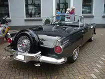 Heckansicht eines Ford Thunderbird des Modelljahres 1956. Man kann sehr schön das typische Continentalkit dieses Modelljahres erkennen. Wer genau hinsieht wird auch die Ähnlichkeit der Thunderbirdrückleuchten mit denen des deutschen Taunus P2 erkennen. Mülheim an der Ruhr am 07.09.2014.