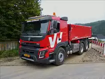 . Ein noch fast neuer Volvo FMX 500 Kipper LKW aufgenommen beim Verlassen einer Baustelle am 10.09.2014.