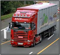 Zwar net im besten Pflegezustand dafr aber mit ordentlich V8 Sound und mit zustzlichen Gardienen im Innenraum! So wie es sein muss! ;-) SCANIA \8/, vermutlich 164L mit 480 oder 580PS, ist Richtung Sden unterwegs. BACK TRANSPORTE.
