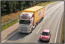 Was ganz feines aus dem hohen Norden: SCANIA TOPLINE \8/  R500(?) oder sogar R620 der Spedition HAKULL AS aus Norwegen ist Richtung Norden unterwegs. Fr Skandinavien typisch sind die 3 Achs Zugmaschinen, wegen dem hheren Gesamtgewicht, der  Bullenfnger  gegen Tiere (Ist ja nicht gerade schn im  Niemandsland  einen Motorschaden wegen einem Tier zuhaben), und die 8 Zusatzscheinwerfer damit man auch Nachts etwas sieht... Fr den Gegenverkehr ist soviel Beleuchtung schon recht heftig;-) 
