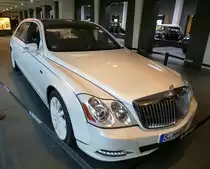 Maybach 62S, Landaulet, Baujahr 2007, 12-Zyl.V-Motor von Mercedes-Benz, 5980ccm, 612PS, 15 St�ck wurden gebaut, Preis 1.500.000�. Maybach-Museum Neumarkt, Aug.2015
