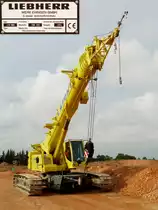 Frankreich, Languedoc, Hérault, Montpellier, an der Baustelle der neuen Hochgeschwindigkeitsstrecke zur Umgehung von Montpellier und Nîmes. Der Liebherr LTR 1060 (Liebherr-LTR-Krane sind Teleskopkrane auf Raupenfahrwerk) wartet auf neue Herausforderungen. Der Chemin de la Banquière wird verschwinden und durch eine neue Strasse mit einer imposanten Brücke über die neue Bahntrasse 100m östlicher ersetzt werden. 16.09.2014