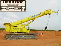Frankreich, Languedoc, Hérault, Montpellier, an der Baustelle der neuen Hochgeschwindigkeitsstrecke zur Umgehung von Montpellier und Nîmes. Der Liebherr LTR 1060 (Liebherr-LTR-Krane sind Teleskopkrane auf Raupenfahrwerk) wartet auf neue Herausforderungen. Der Chemin de la Banquière wird verschwinden und durch eine neue Strasse mit einer imposanten Brücke über die neue Bahntrasse 100m östlicher ersetzt werden. 16.09.2014