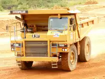 Frankreich, Languedoc, Hérault, Montpellier, unweit vom Mas du Ministre, an der Baustelle der neuen Hochgeschwindigkeitsstrecke zur Umgehung von Montpellier und Nîmes. Der Caterpillar 769D bringt die Erdmassen nach Saint-Aunès. 16.09.2014