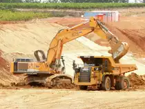 Frankreich, Languedoc, Hérault, Montpellier, unweit vom Mas du Ministre, an der Baustelle der neuen Hochgeschwindigkeitsstrecke zur Umgehung von Montpellier und Nîmes. Der Liebherr R 974 Litronic beim Beladen des Caterpillar 770. 16.09.2014