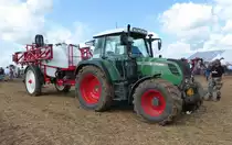 Fendt 313 mit angehängter Feldspritze, gesehen beim FENDT-Feldtag in Wadenbrunn im August 2014