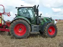 Fendt 516 steht bereit zur nächsten Vorführung beim FENDT-Feldtag im August 2014 in Wadenbrunn