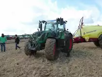 Fendt 516 steht bereit zur nächsten Vorführung beim FENDT-Feldtag im August 2014 in Wadenbrunn