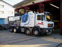 Stadt Biel - MAN 32.464 BE  27279  Absaugwagen bei der Arbeit in Tuffelen am 26.07.2008