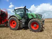 Fendt 826 Vario startet zur Feldspritzenvorführung beim FENDT-Feldtag in Wadenbrunn im August 2014