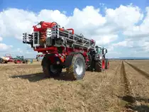 Fendt 826 Vario startet mit RAUCH-Feldspritze zur Feldspritzenvorführung beim FENDT-Feldtag in Wadenbrunn im August 2014