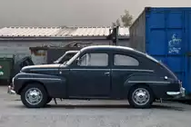 . Seitenansicht eines Buckelvolvos, aufgenommen durch den Zaun von einer Autowerkstatt am 17.09.2014.