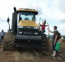 Challenger MT 875 E, gesehen beim FENDT-Feldtag in Wadenbrunn. Der Raupentraktorhersteller gehört wie die Firma Fendt zum ACCO-Konzern. Das ausgestellte Fahrzeug hat einen Hubraum von 16,8 l, einen 12 Zylindermotor der 590 PS leistet.