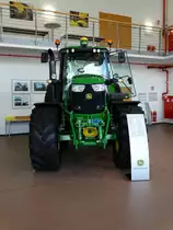 John Deere 6170 von vorne am 19.09.14 in John Deere Forum in Mannheim 