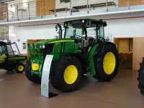 John Deere 6110 von der Seite am 19.09.14 in John Deere Forum in Mannheim 