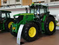 John Deere 6170 von der Seite am 19.09.14 in John Deere Forum in Mannheim 