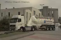Sehr schön ins Licht gestellt war am Tag der offenen Tür am 13.9.2014 dieser Volvo FH Sattelzug im Buzzi Zementwerk (ehem. Dyckerhoff)in Lengerich (Westf.).
Der Auflieger war mit einer Sonderbeschriftung anläßlich des aktuellen Firmenjubiläums versehen.