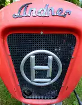 Lindner, Schriftzug und Logo am K�hler eines Oldtimer-Traktors, das �sterreichische Unternehmen produziert seit 1948 Traktoren und gel�ndeg�ngige Transporter, Sept.2014