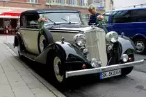 Horch wird festlich geschmückt, gesehen in Schwerin im August 2014