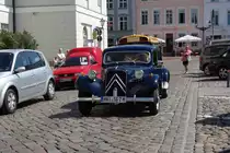 Citroen 11 CV als Brautwagen fährt am Standesamt von Wismar vor, August 2014